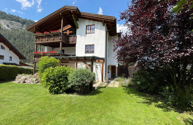 Lovely apartment for 6 guests with WIFI, TV, terrace and parking