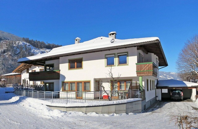 Lovely apartment for 6 guests with WIFI, TV, terrace and parking