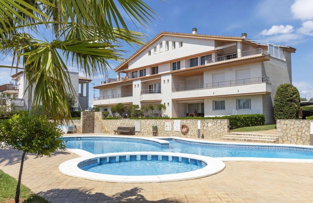 Lovely apartment for 4 people with pool, WIFI, A/C, TV, patio, pets allowed and parking