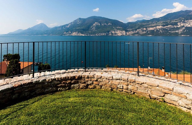 Lovely apartment for 2 people with WIFI, A/C, TV, balcony and parking