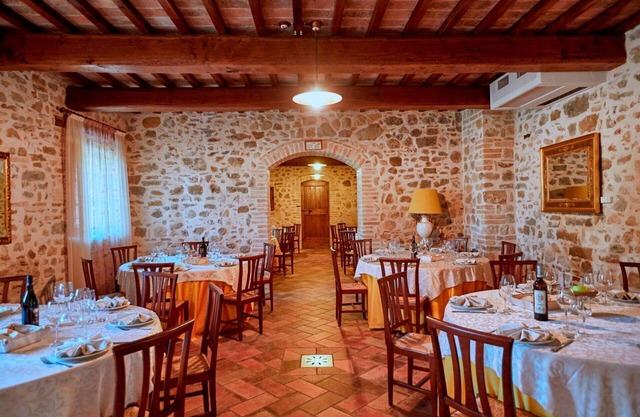 Lovely apartment for 5 people with pool, WIFI, TV and pets allowed, close to Spoleto