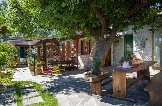 Lovely apartment for 4 guests with pool, hot tub, WIFI, A/C, TV and patio
