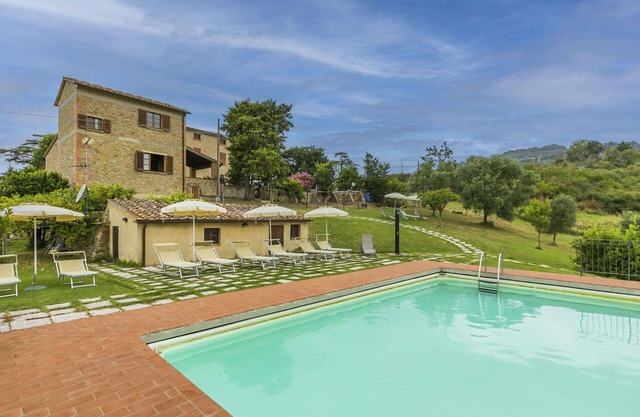 Lovely apartment for 5 people with WIFI, pool, TV, terrace and pets allowed
