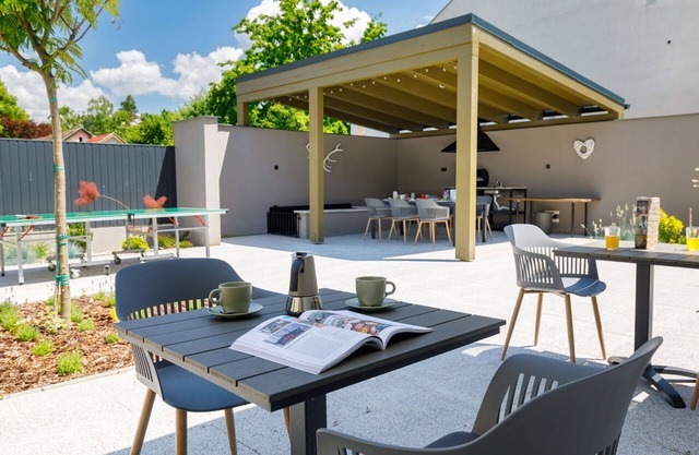 Lovely apartment in villa for 12 people with hot tub, WIFI, A/C, TV, patio and parking