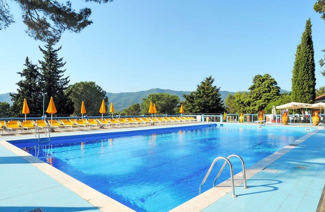Lovely apartment in villa for 5 people with WIFI, pool, A/C, TV, patio, pets allowed and parking