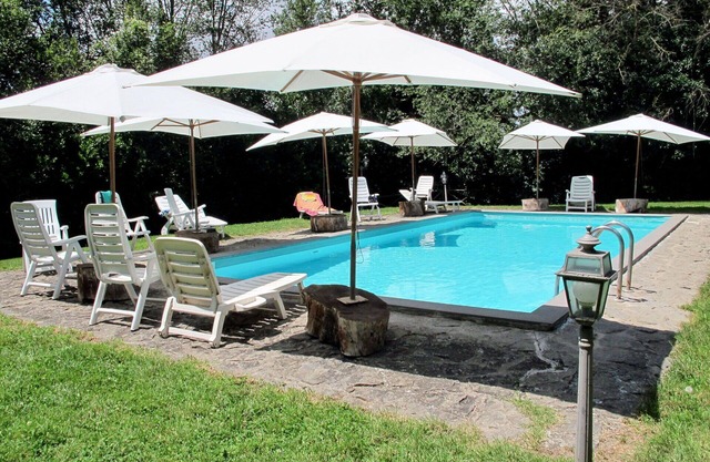 Lovely apartment in villa for 8 people with WIFI, pool, TV, patio and pets allowed