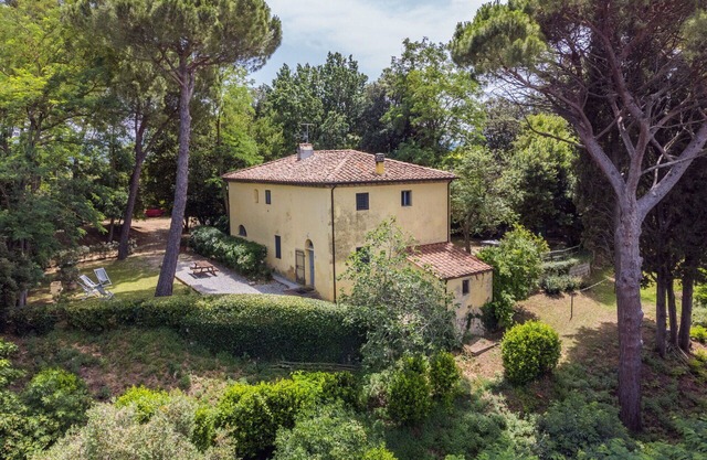 Lovely apartment in villa for 4 guests with pool, WIFI, pets allowed and parking