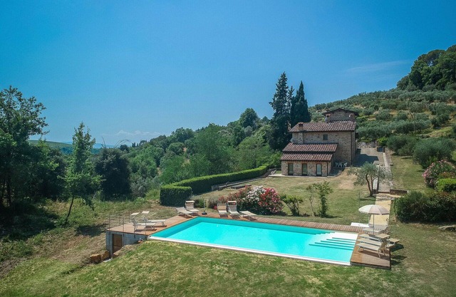 Lovely apartment in villa with A/C, pool, WIFI, TV and pets allowed, close to San Gimignano