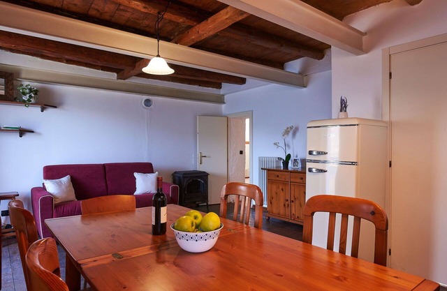 Lovely apartment in villa for 6 guests with WIFI, TV, patio, pets allowed and parking
