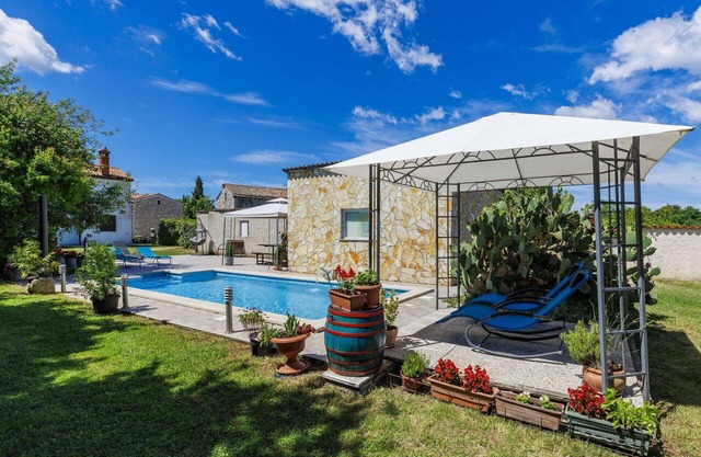 Lovely apartment in villa for 6 guests with pool, A/C, WIFI, TV, terrace, pets allowed and parking