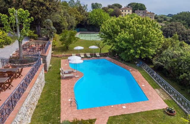 Lovely apartment in villa for 18 people with private pool, WIFI, TV, terrace and pets allowed