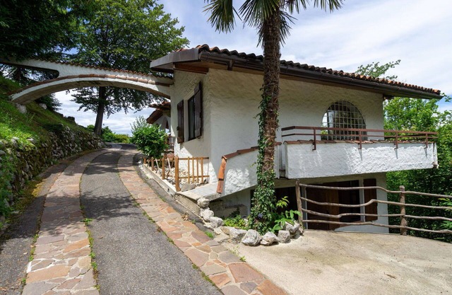 Lovely apartment in villa for 6 people with TV, terrace, pets allowed and parking