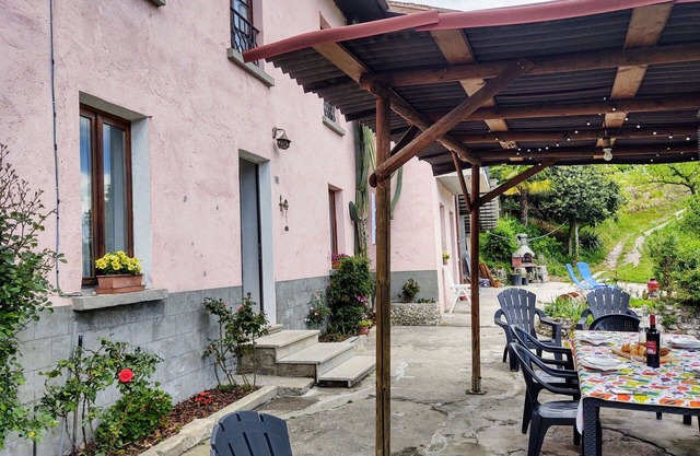Lovely apartment in villa for 5 people with pool, WIFI, TV, patio and parking