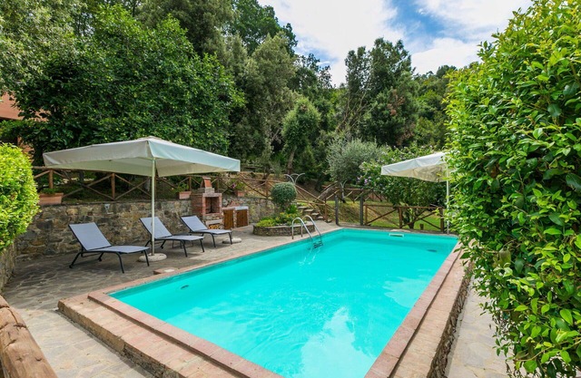 Lovely apartment in villa for 5 guests with A/C, pool, WIFI, TV, patio and pets allowed