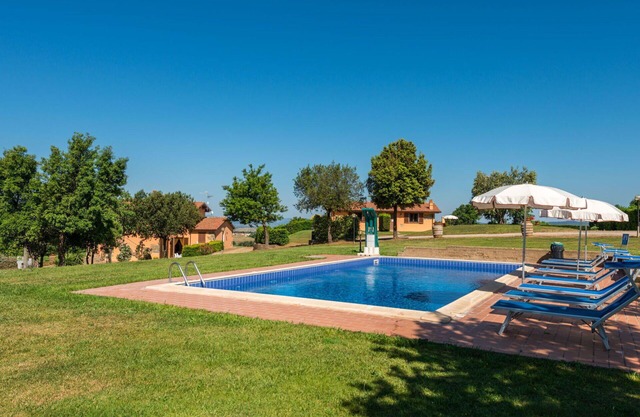 Lovely apartment in villa for 4 guests with A/C, pool, WIFI, TV, terrace and pets allowed