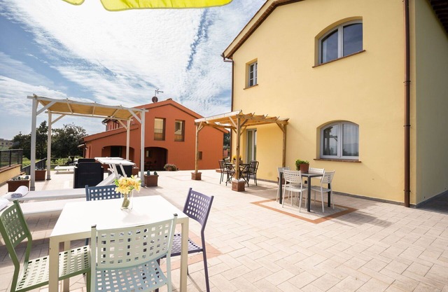 Lovely apartment in villa for 5 people with A/C, pool, WIFI, TV and patio