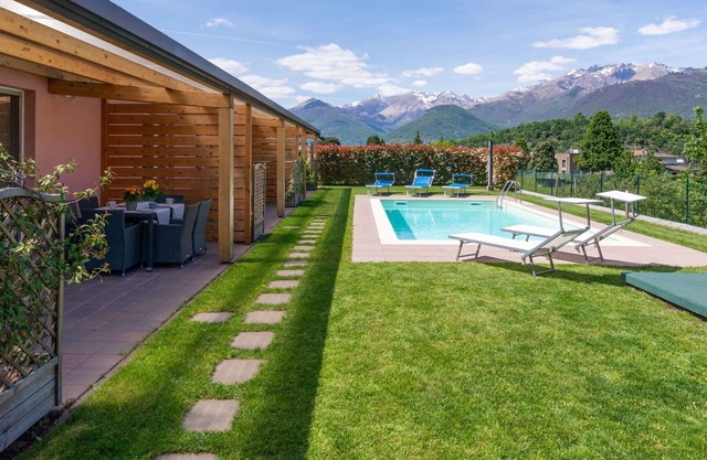 Lovely apartment in villa for 6 guests with WIFI, pool, TV, terrace and parking