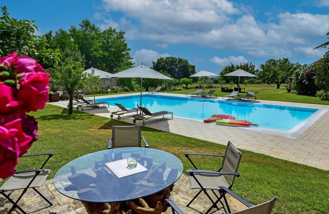 Lovely apartment in villa for 4 people with pool, A/C, WIFI, TV, terrace and parking