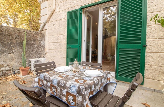 Lovely apartment for 2 people with A/C, TV and pets allowed