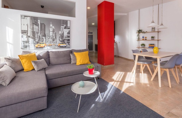 LOVELY APARTMENT SERRANOS TOWERS