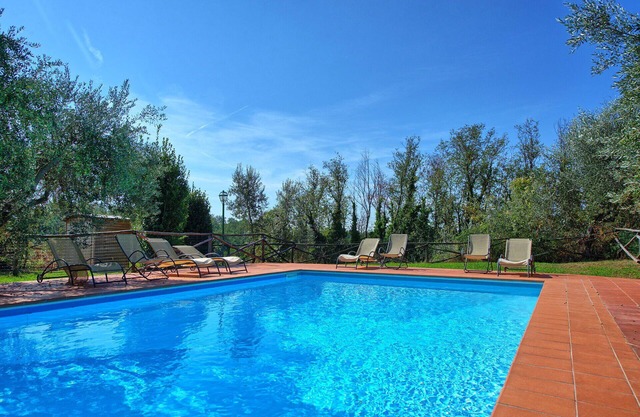 Lovely apartment with WIFI, pool, TV, pets allowed and panoramic view, close to Florence