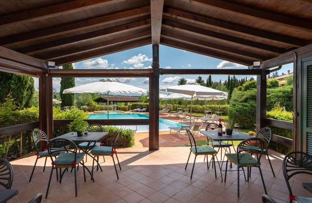 Lovely apartment with pool, WIFI, A/C, TV, terrace and panoramic view, close to San Gimignano