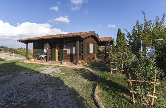 Lovely apartment with pool, WIFI, A/C, TV, terrace, panoramic view, parking, close to San Gimignano