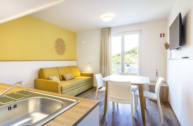 Lovely apartment with pool, A/C, WIFI, TV, terrace, pets allowed, panoramic view and parking