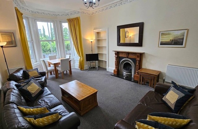 Lovely Apt sleeps 8 close to ctr