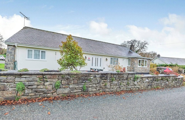 Lovely bungalow situated on a fishery just 4 miles from Aberaeron harbour town.