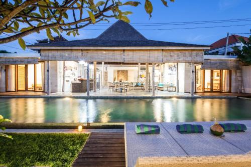 Lovely Canggu 4BR Private Pool Villa with Sundeck! 10mins Ride to Beach