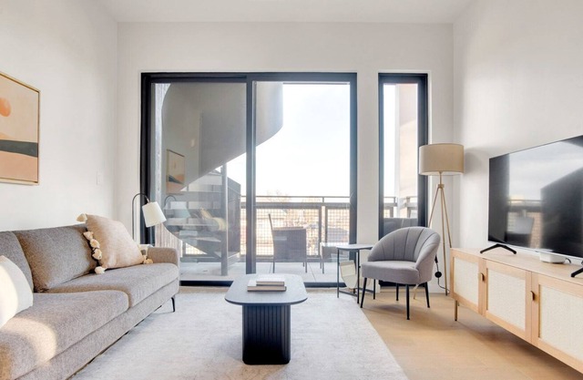 Lovely City Park 2BR w/ Balcony & W/D, near Uptown dining, by Blueground