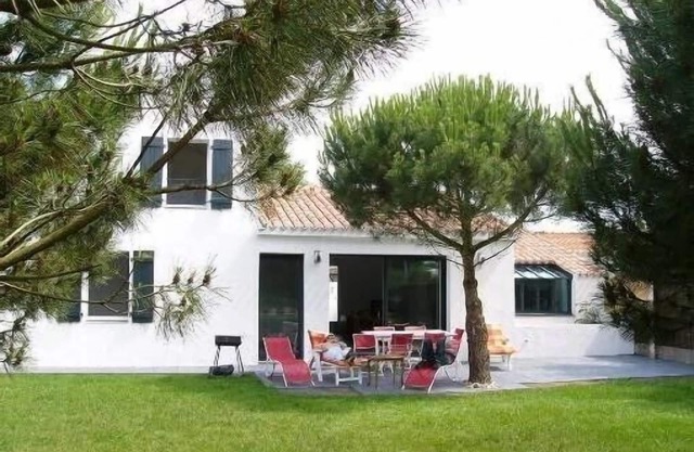 Lovely, comfortable house built in 2010, 200m from the beach, 8 bikes and free wifi.