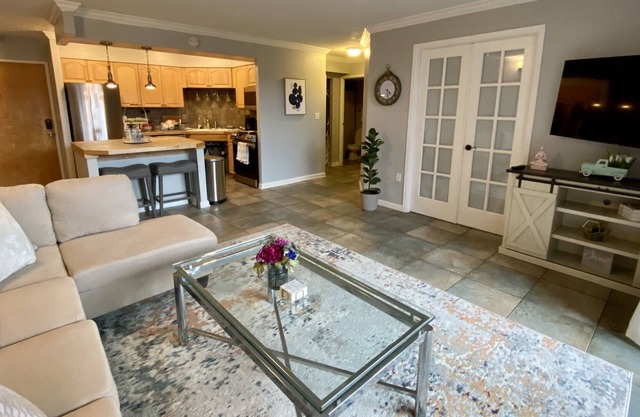 Lovely Condo 5min from the Convention Center!