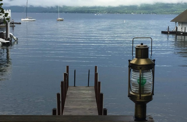 Lovely Cottage with private access and boat slip on Lake George