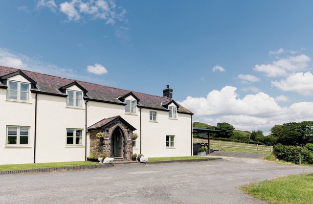 Lovely countryside farm house with large hot tub and disabled friendly. Sleeping 12