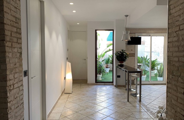 LOVELY DESIGN HOUSE WITH INTERIOR GARDEN.