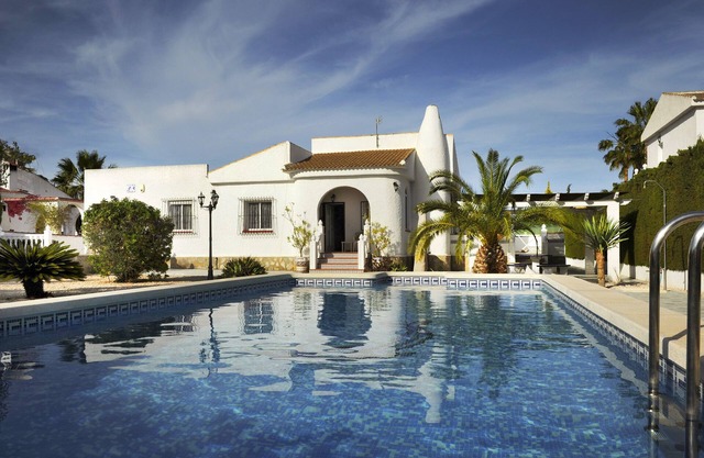 Lovely detached villa with private pool on spacious plot