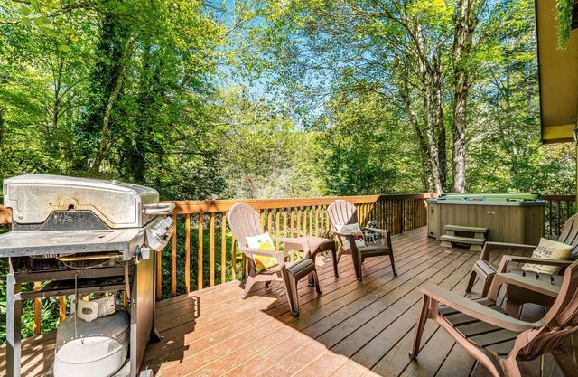 Lovely dog-friendly mountain home with firepit, private hot tub, pool & tennis