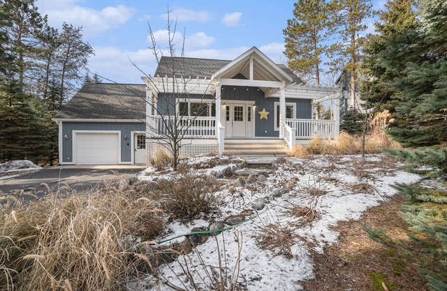 Lovely Escape in Crystal Mountain Resort w/Firepit, Full Kitchen, & Nearby Hot T