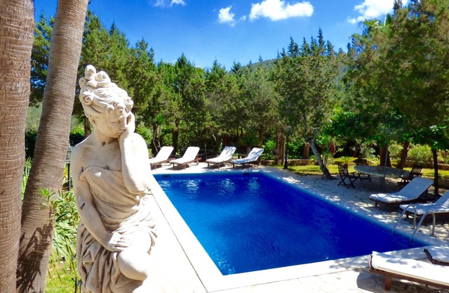 Lovely finca near Ibiza town and Playa d'en Bossa, 5 Bedrooms, pool, BBQ