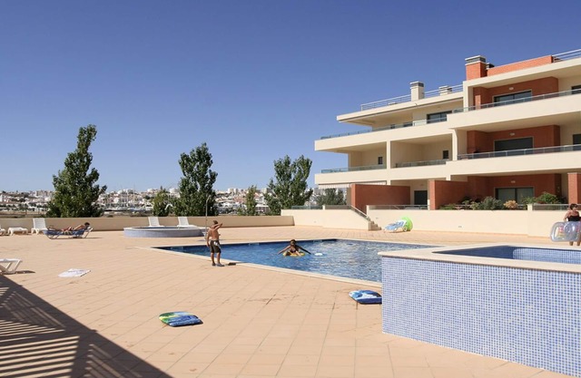 Lovely Ground Floor 2 Bedroom Apart w/Communal Pool, Close to Beach & Amenities
