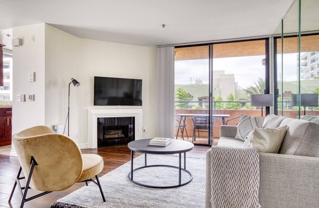 Lovely Hollywood 1BR w/Pool, walk to metro, restaurants, by Blueground
