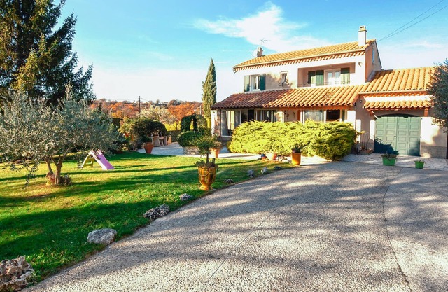 Lovely home in Malemort-du-Comtat