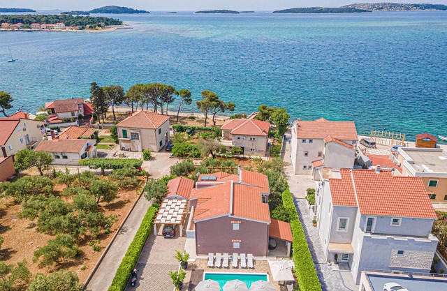 Lovely home in Brodarica with jacuzzi