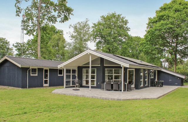 Lovely home in Glesborg with WiFi