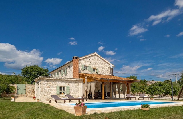 Lovely home in Posedarje