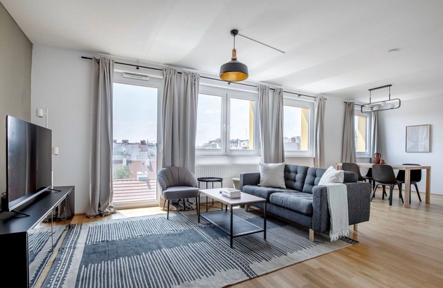 Lovely Mariahilf 2BR w/Elevator, nr Shops & Cafes, by Blueground