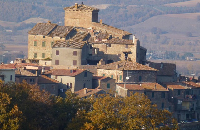 Lovely Medieval Townhouse between Rome and Florence with exceptional views