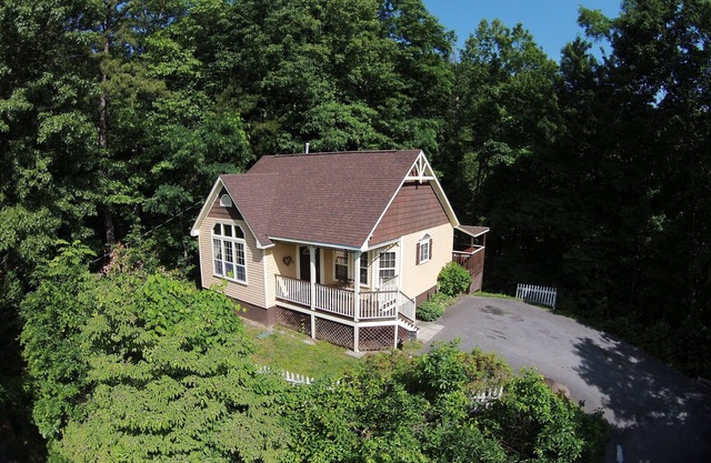 Lovely Mountain Views! Close to National Park and Gatlinburg, Hot Tub, Fireplace